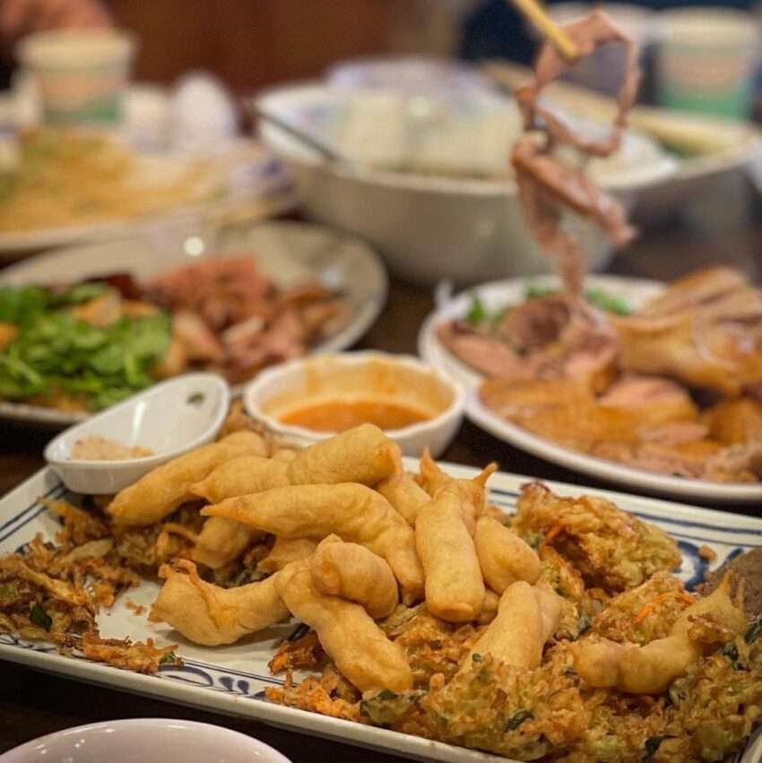 味珍香卜肉:黄金色に揚がった豚ヒレ肉が切り分けられて盛られている
