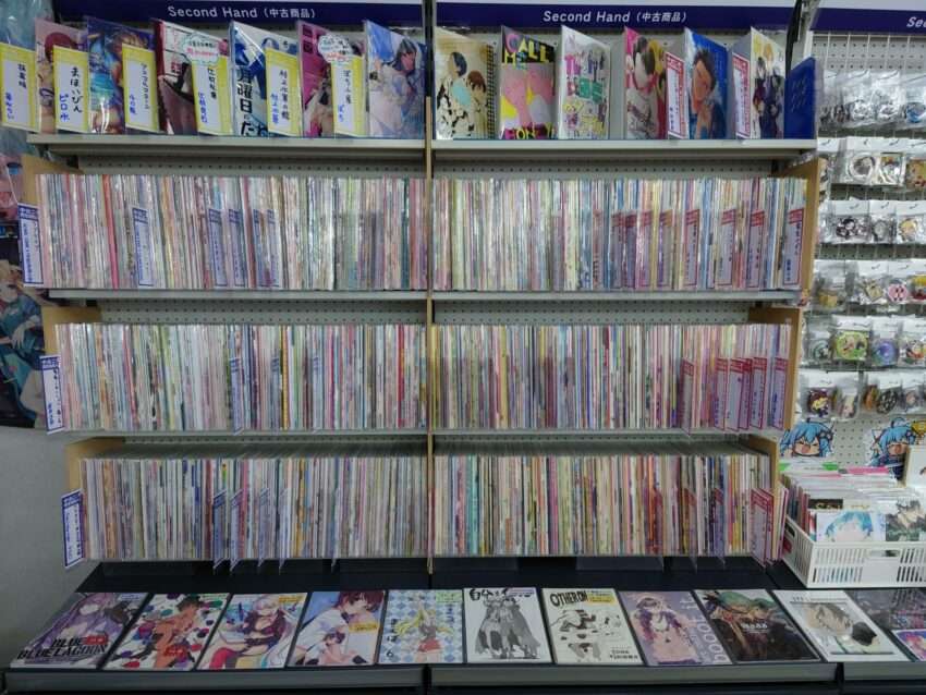 安利美特の店内。アニメや模型のグッズが所狭しと並ぶ