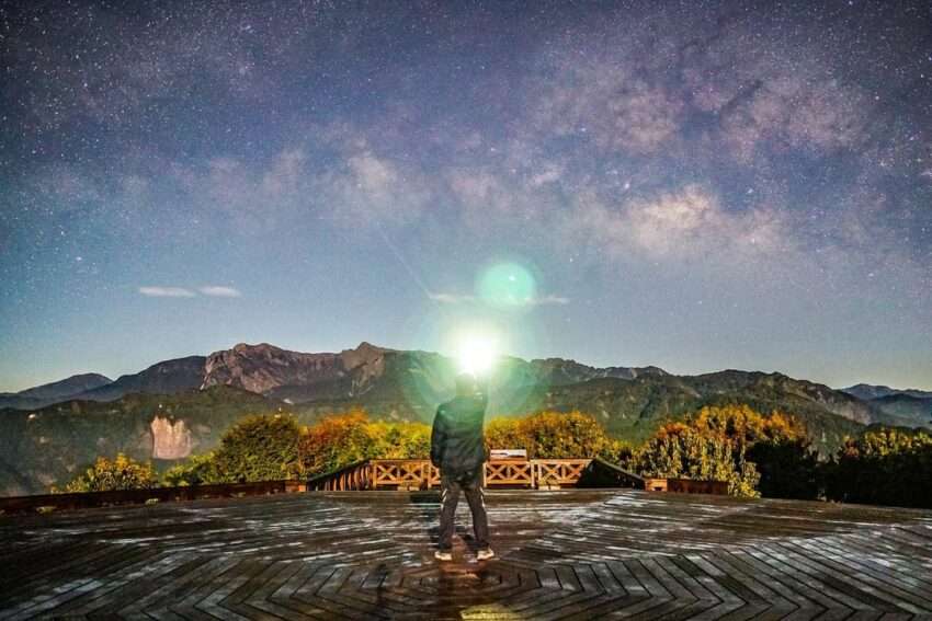 小笠原山展望台から雲海を見下ろす。幾重にも重なる山並みが雲の中に浮かぶ