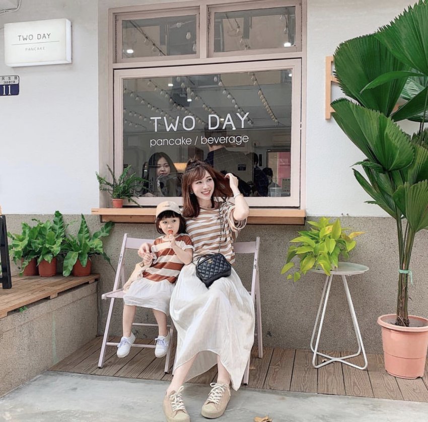 TWO DAY 日日鬆餅のワッフル料理のアップ。厚みのあるふわふわの生地にバターとフルーツが添えられている