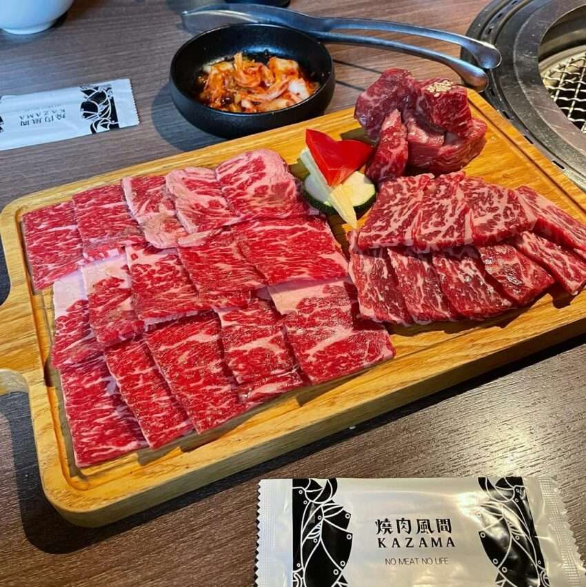 燒肉風間の和牛肉品アップ。厚切り肉の盛り付けが豪快