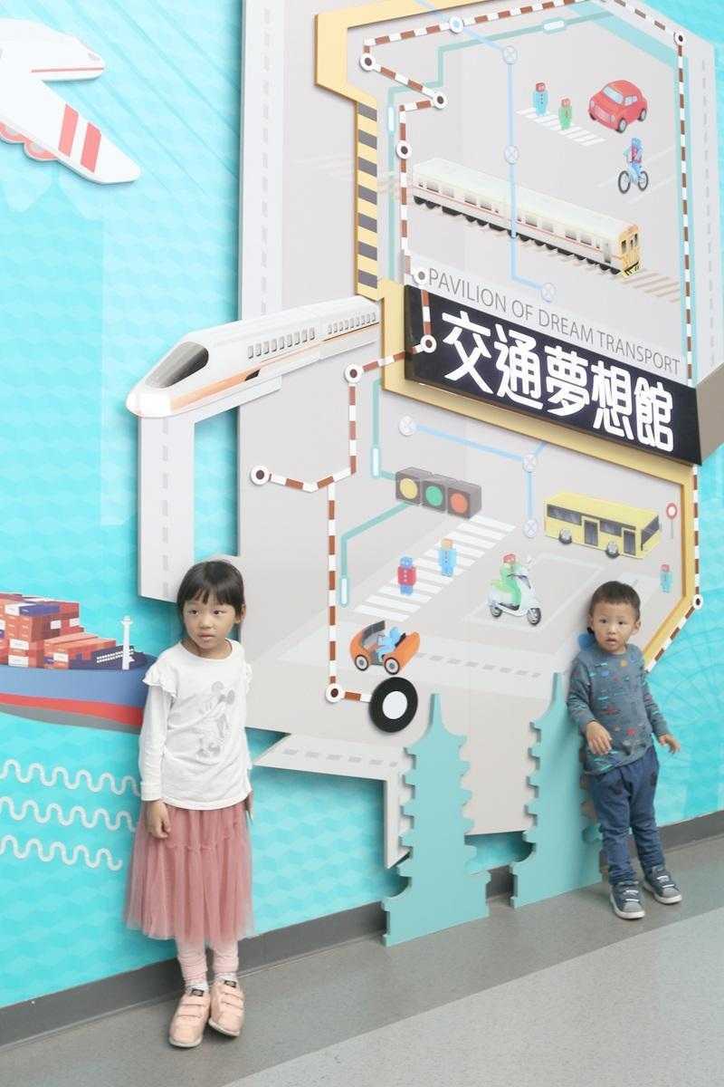 交通ドリームホールの展示室。大型の乗り物模型とインタラクティブな展示設備が並んでいる