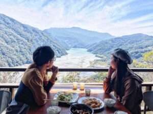 塔洛彎景觀餐廳の食事空間。清境の山の景色を一望できる座席配置が特徴です