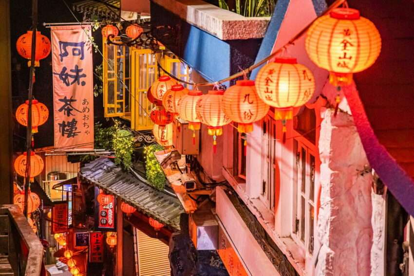 九份の赤提灯祭りの様子。街道に大量の赤提灯が吊るされている。