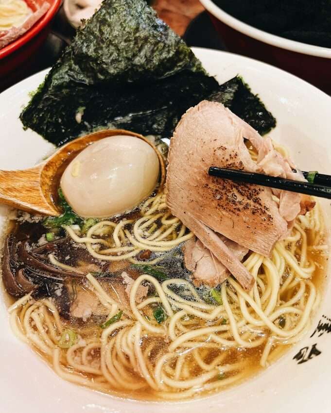 道樂拉麵。チャーシューと半熟卵が乗った濃厚スープの日本式ラーメン