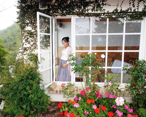 チャシャン・ガーデン民宿の外観。周囲を茶園と山林に囲まれた落ち着いた佇まい