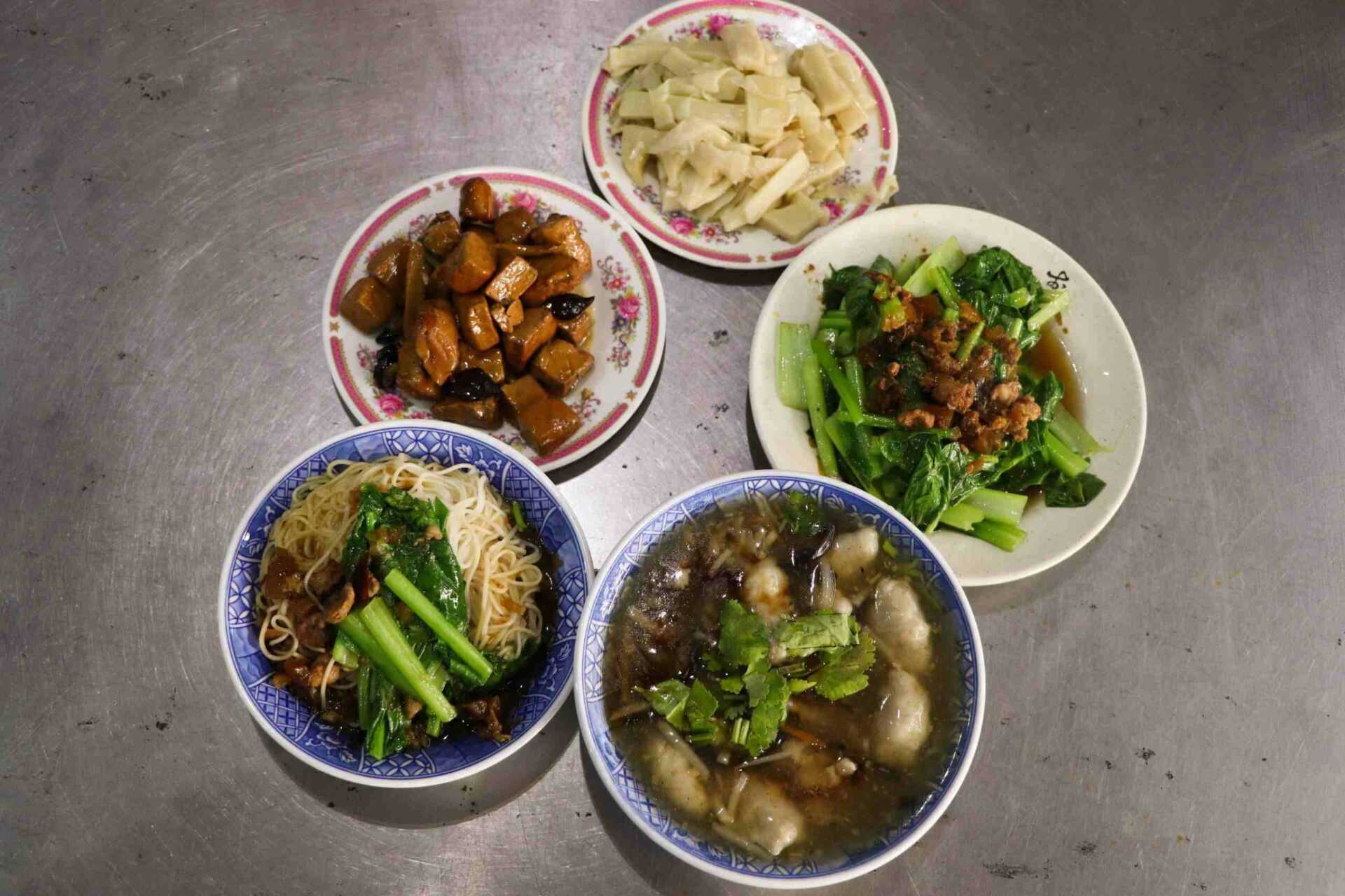 劉家總統魚羹の看板料理アップ。スープが澄んでいる
