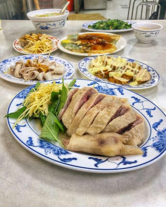 順順鵝肉大王:ガチョウ肉の盛り合わせにネギとショウガのソースが添えられている