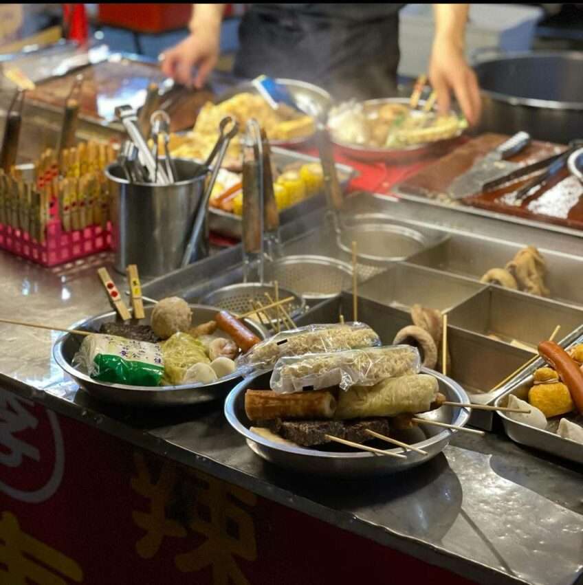 小東路麻辣関東煮の鍋。麻辣スープの中に各種食材が入っている