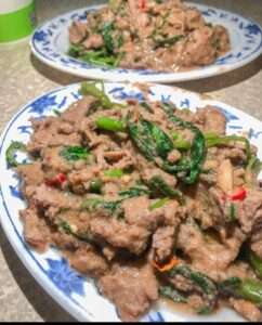 士林生炒羊肉。強火で炒めた羊肉にバジルがたっぷり乗った台湾式炒め料理