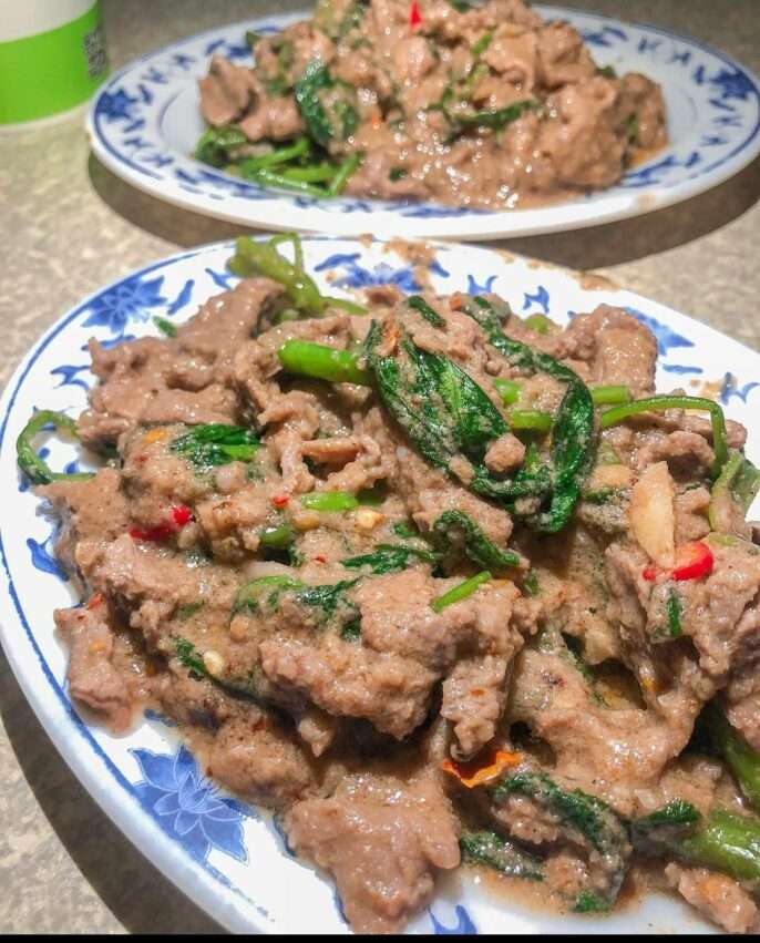 士林生炒羊肉。強火で炒めた羊肉にバジルがたっぷり乗った台湾式炒め料理
