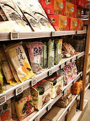 農会スーパーでの買い物を終えた後の様子、カートに商品が積まれている