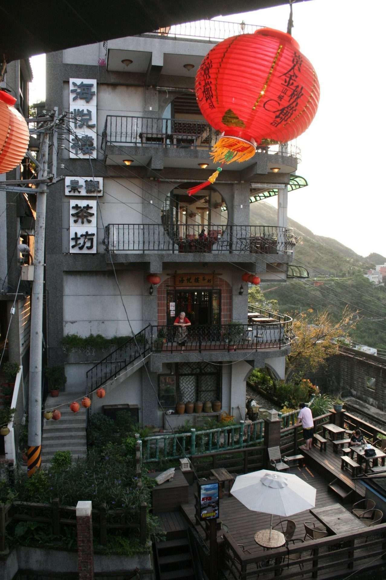 海悅樓の外観。高台から九份の山城と海岸線を見渡せる眺望が特徴