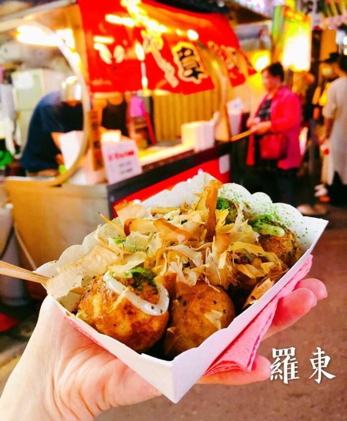 羅東夜市の章魚小丸子。丸くふっくらした形でマヨネーズと青のりがかかっている