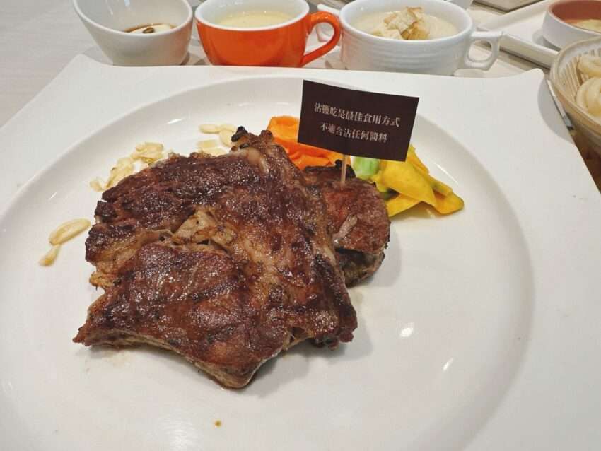 赤鬼炙燒牛排のアメリカ産プライムリブアイステーキ、表面が炙られて茶褐色に仕上がっている