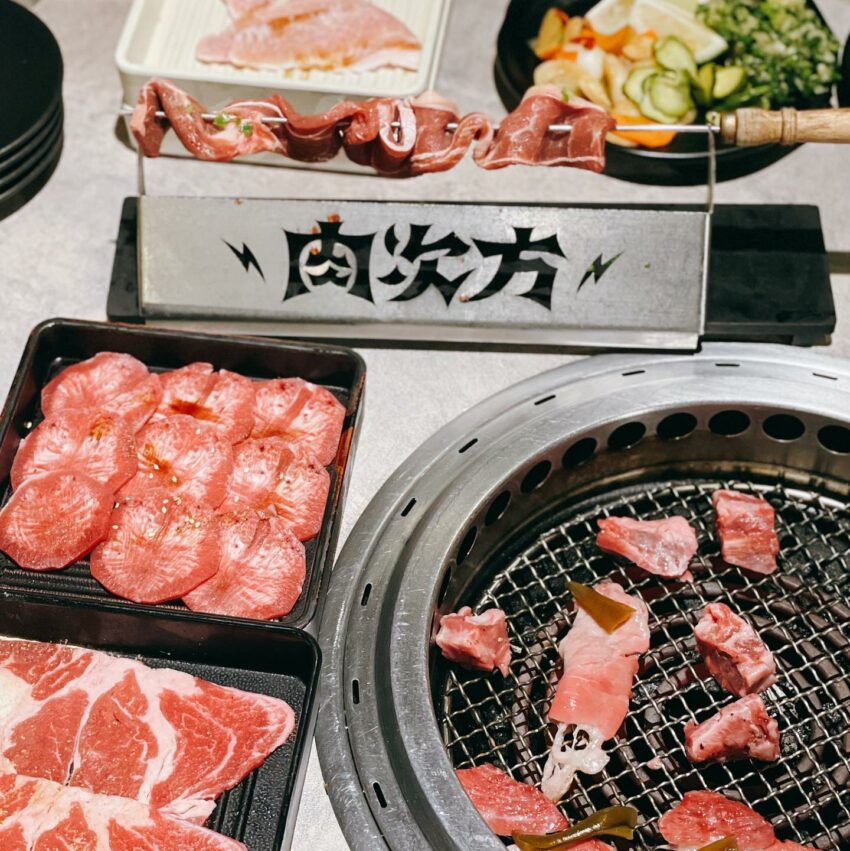 肉次方の焼肉プレート。各種部位の肉が整然と並んでいる