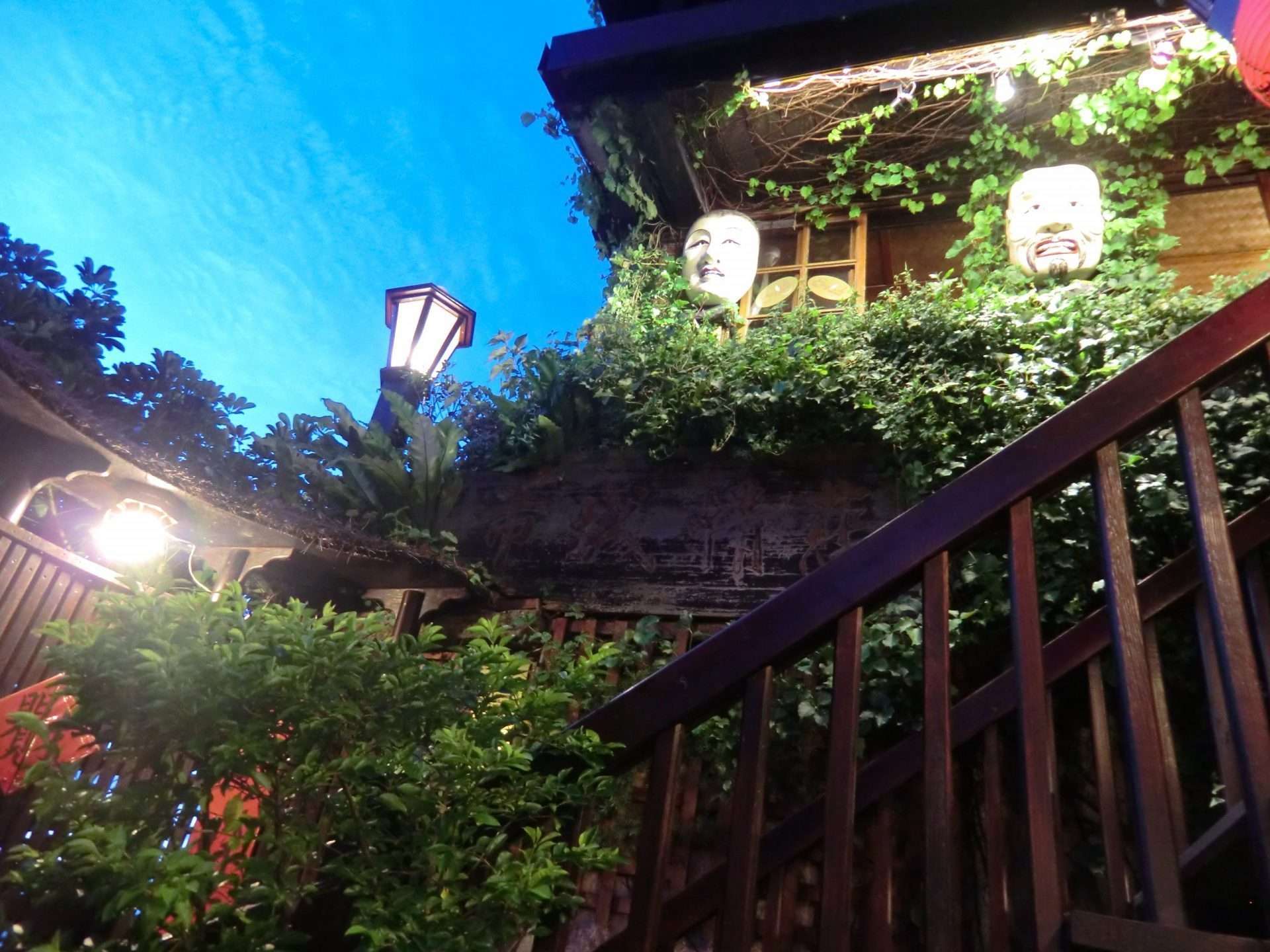 阿妹茶樓の店内に展示された伝統的な仮面の装飾。独特の芸術的な内装のひとつ