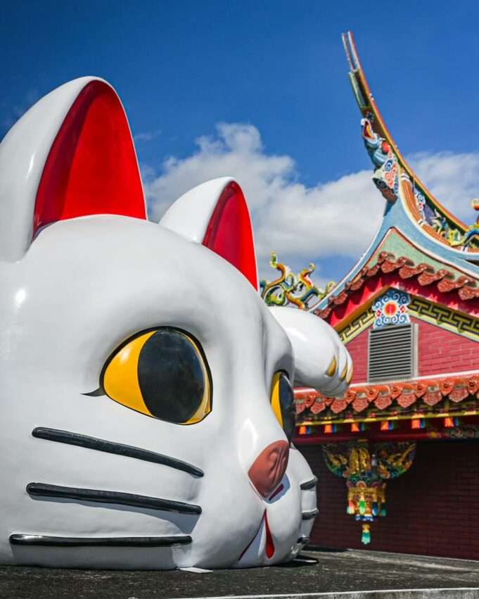 台東太麻里福興宮の廟宇景観。招財猫型の土地公が特徴的