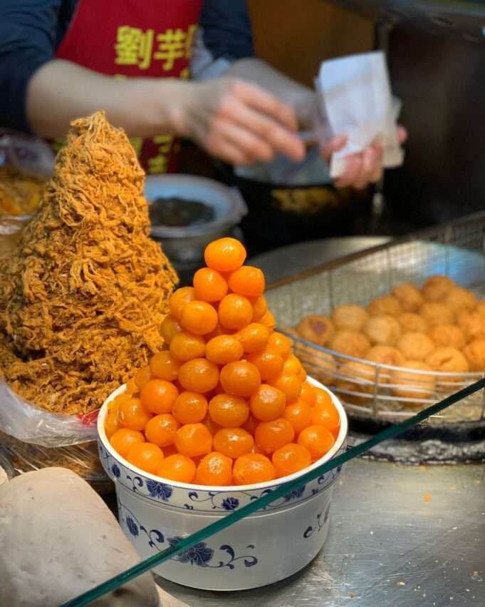 劉芋仔蛋黃芋餅の断面。タロイモの皮の中に塩卵黄の餡が入っている