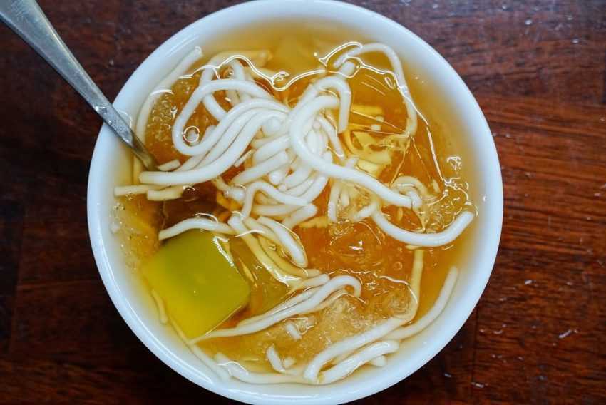源記の粉粿冰、オレンジ色の粉粿がかき氷の上に乗っている