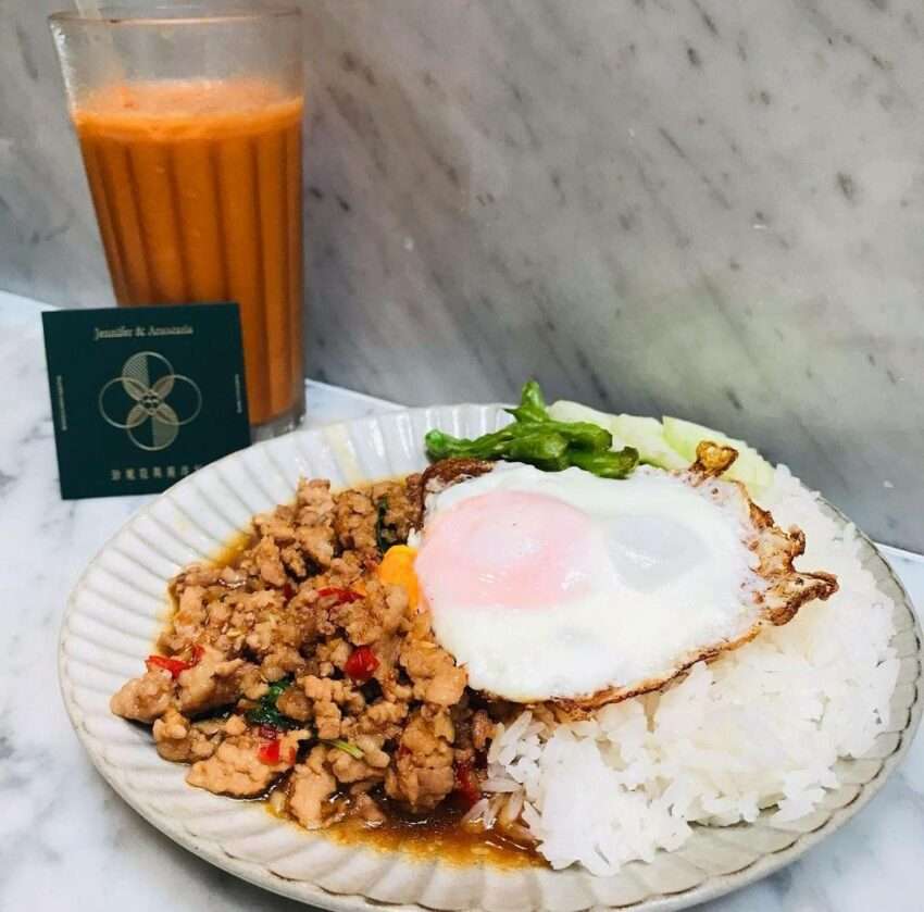 珍妮花與南洋杉のタイ料理。鮮やかな色合いの料理が並ぶ