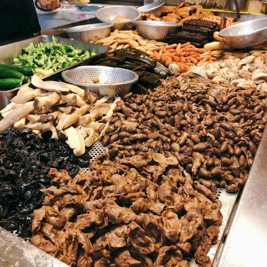 阿國滷味の各種食材。鴨の手羽・豆腐干・昆布などが整然と並んでいる
