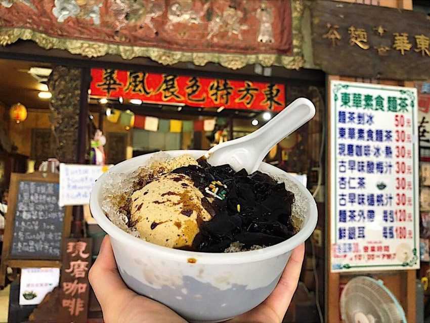 東華素食麵茶の麵茶かき氷に黒糖シロップがかかっている