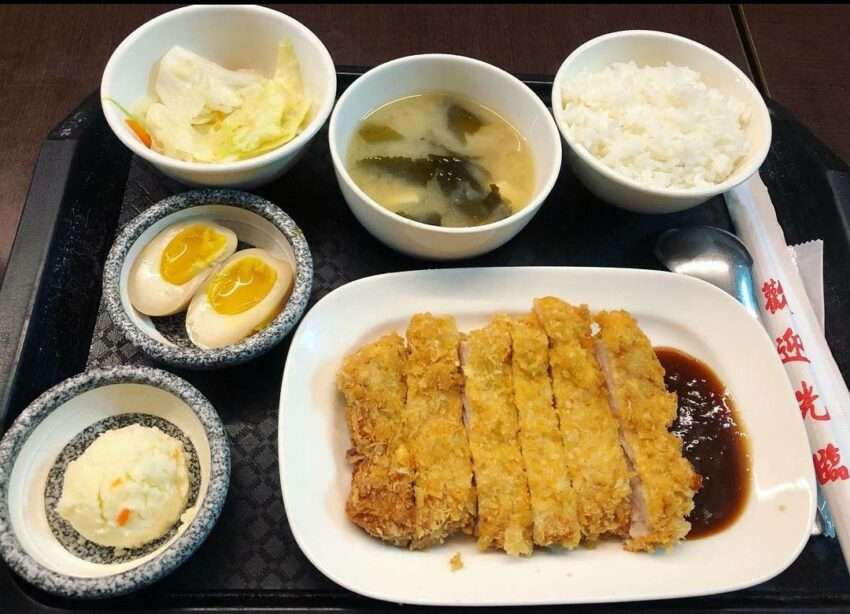 元味屋和風洋食の日本式定食セット。玉子焼き・味噌汁・白ご飯が並ぶ