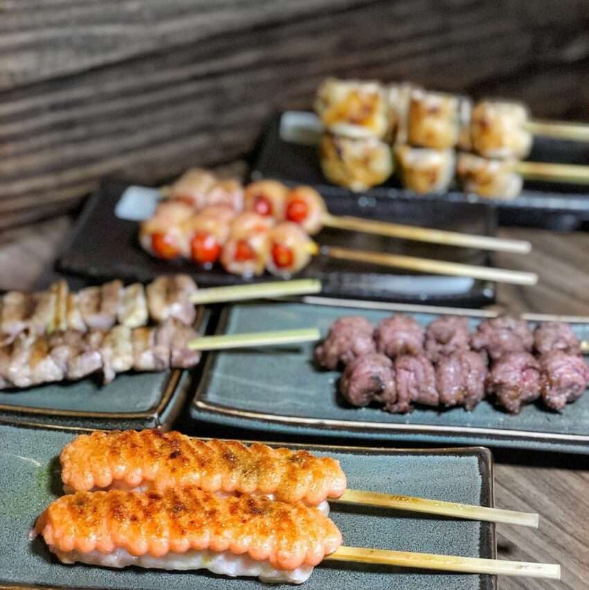 老味噌居酒屋新埔店の日本式居酒屋料理。おつまみが豊富に並ぶ