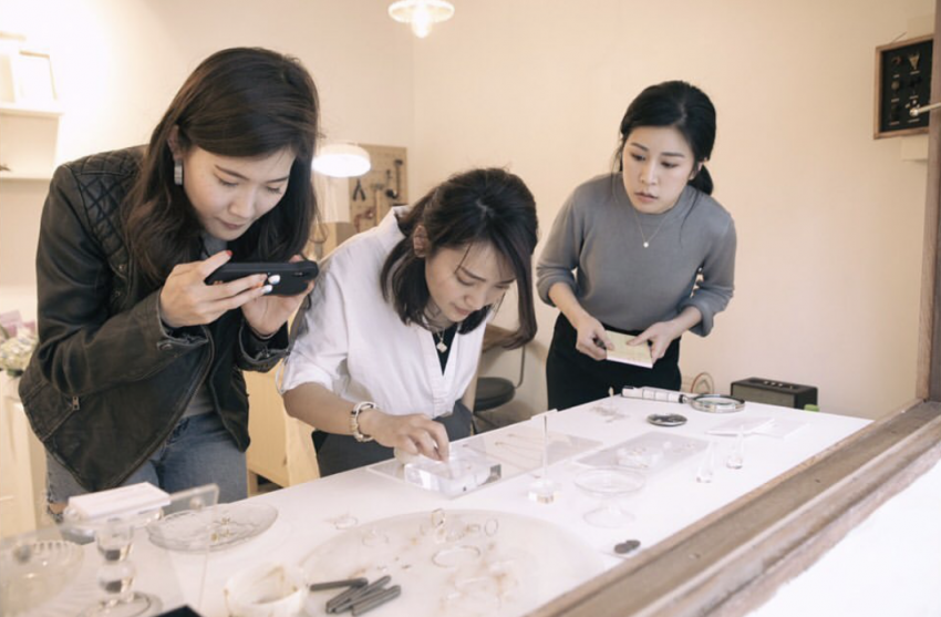 Kou Jewelleryの店内に並ぶハンドメイドアクセサリーとデザインジュエリー