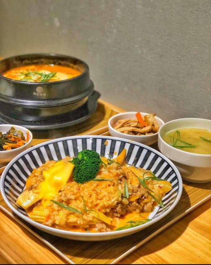曖含光の韓国料理。メイン料理と小皿が並ぶ