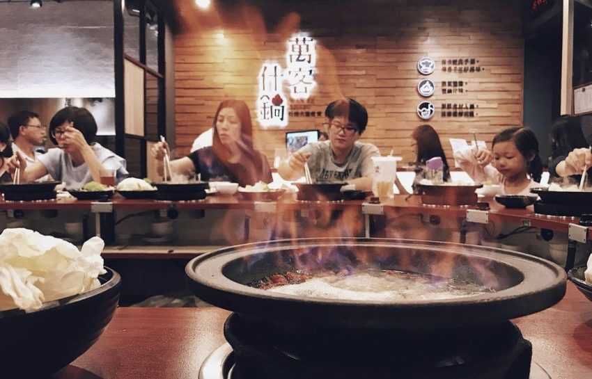萬客什鍋の食材盛り合わせ。複数人でのグループ食事に適したボリューム
