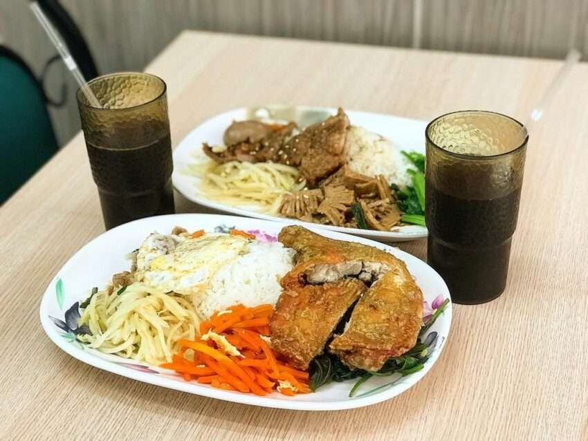 儂来簡餐のチキンレッグご飯。チキンがボリュームたっぷりで、おかずも充実している