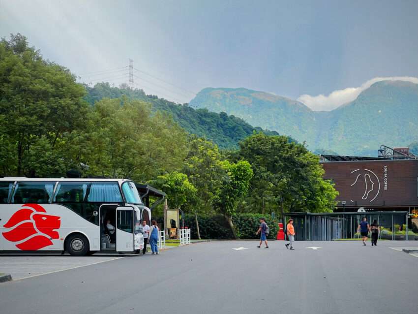 触口遊客中心の外観。周辺には遊歩道と案内施設がある
