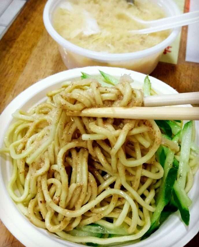 老厝邊麻辣涼麵。赤い辣油ソースで和えた四川風冷麺に各種トッピングが乗っている