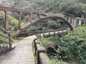 金瓜石の三層橋山尖歩道。登山道の両脇に鉱山特有の植生が広がる