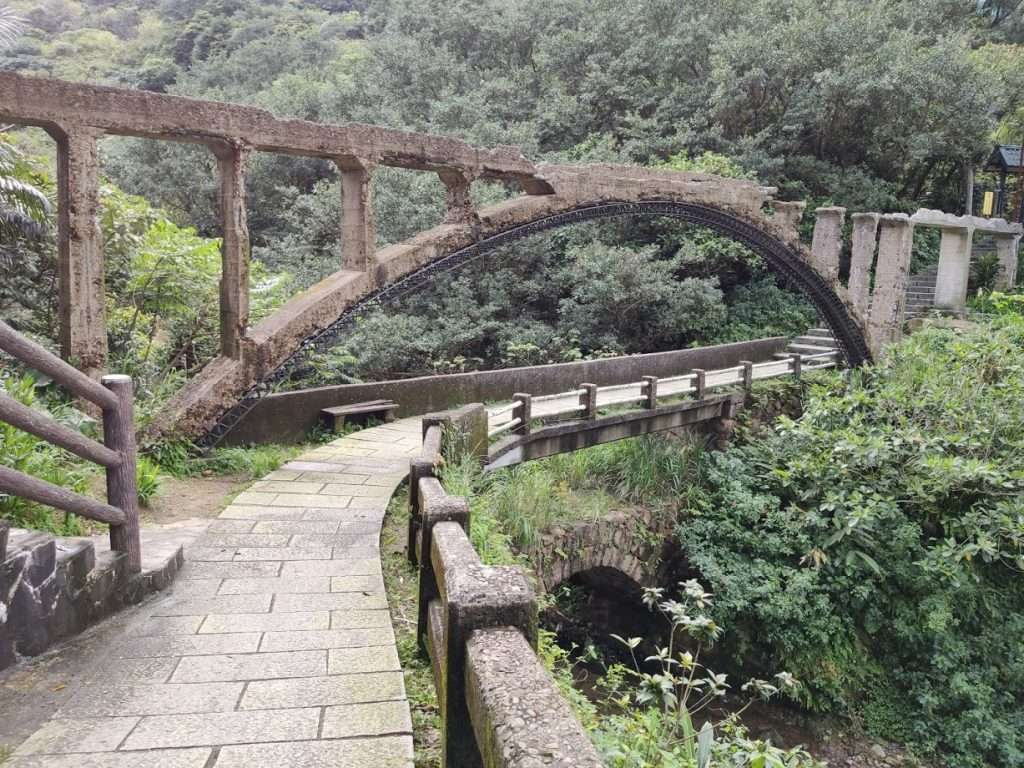 金瓜石の三層橋山尖歩道。登山道の両脇に鉱山特有の植生が広がる