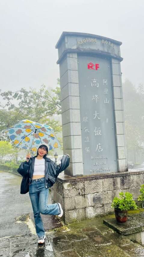 阿里山高峰大飯店の客室。窓の外に山林の景色が広がる