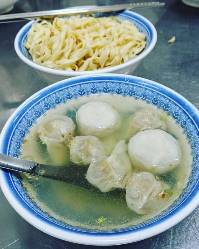 電腦阿姨乾麵の一杯。太めの麺に薄い醤油ダレがかかり、ラードの香りが漂う