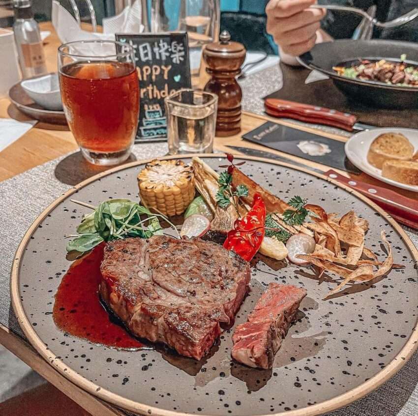 X Dining Bistro 艾克斯義式餐酒館の料理とワイングラス。バル風の雰囲気が漂う