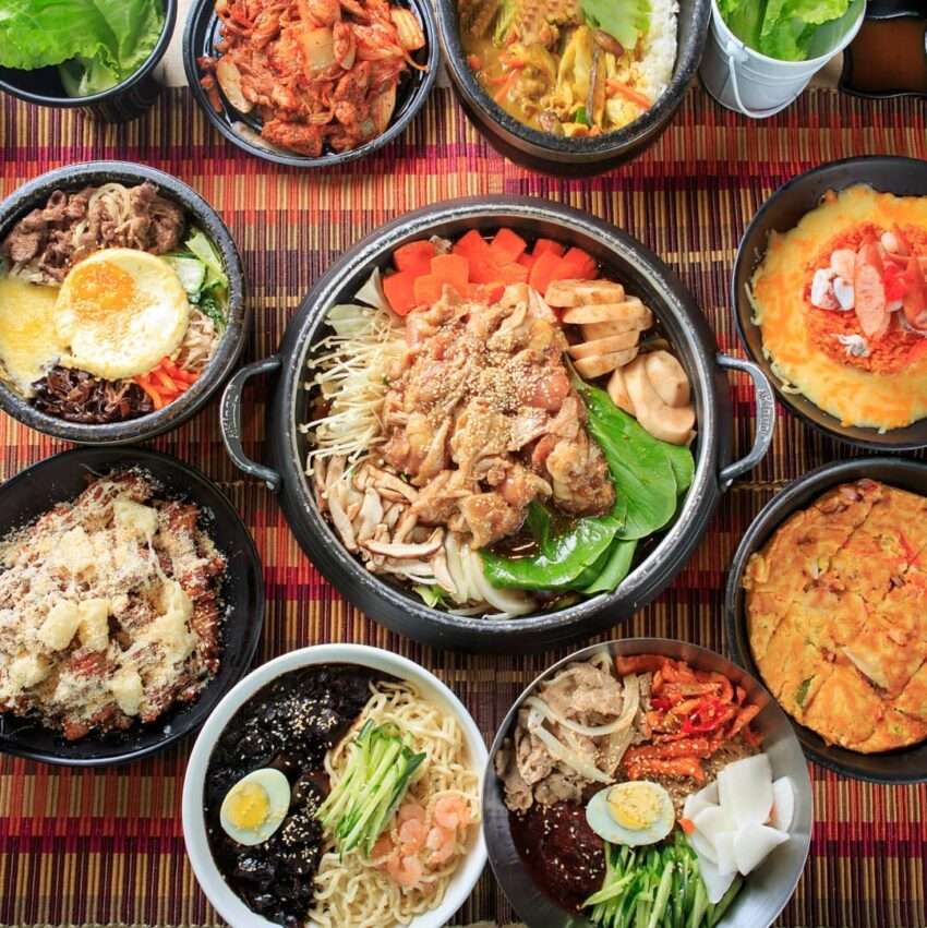 GangNam首爾韓鍋の辛いスープ鍋。鮮やかな赤色のスープに韓国食材が入っている