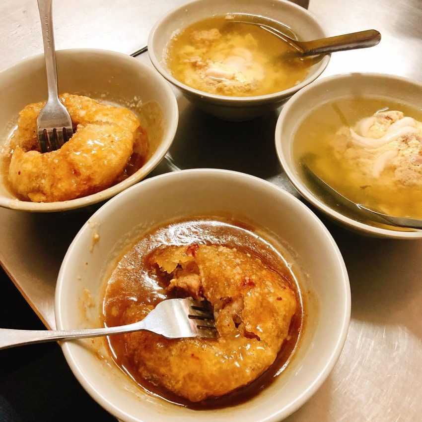 阿三肉圓の丸みを帯びた肉圓にソースが均一にかかっている