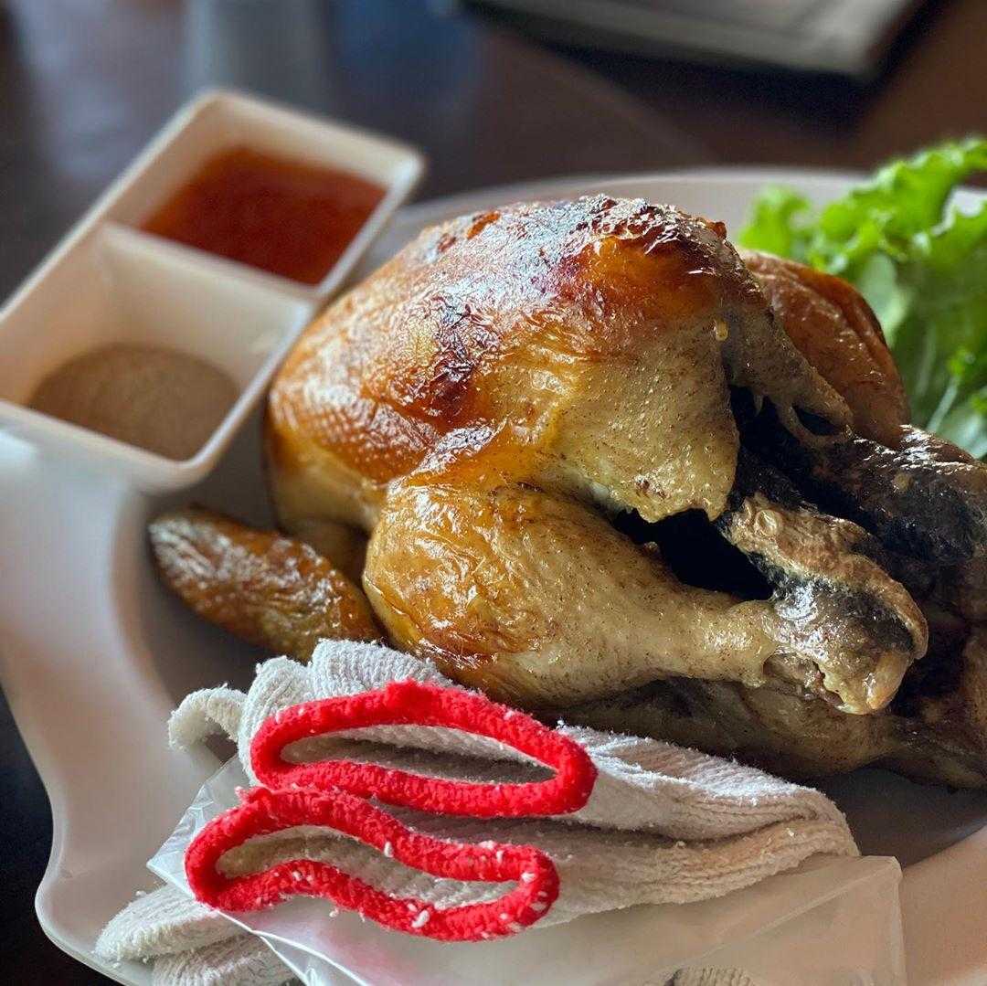 伊拿谷景觀餐廳の看板メニュー、甕缸チキン。甕窯でじっくり焼いた金色の外皮が特徴です