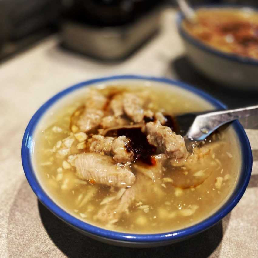 北門蒜味肉羹:濃い色のスープに柔らかな肉羹が入った一杯