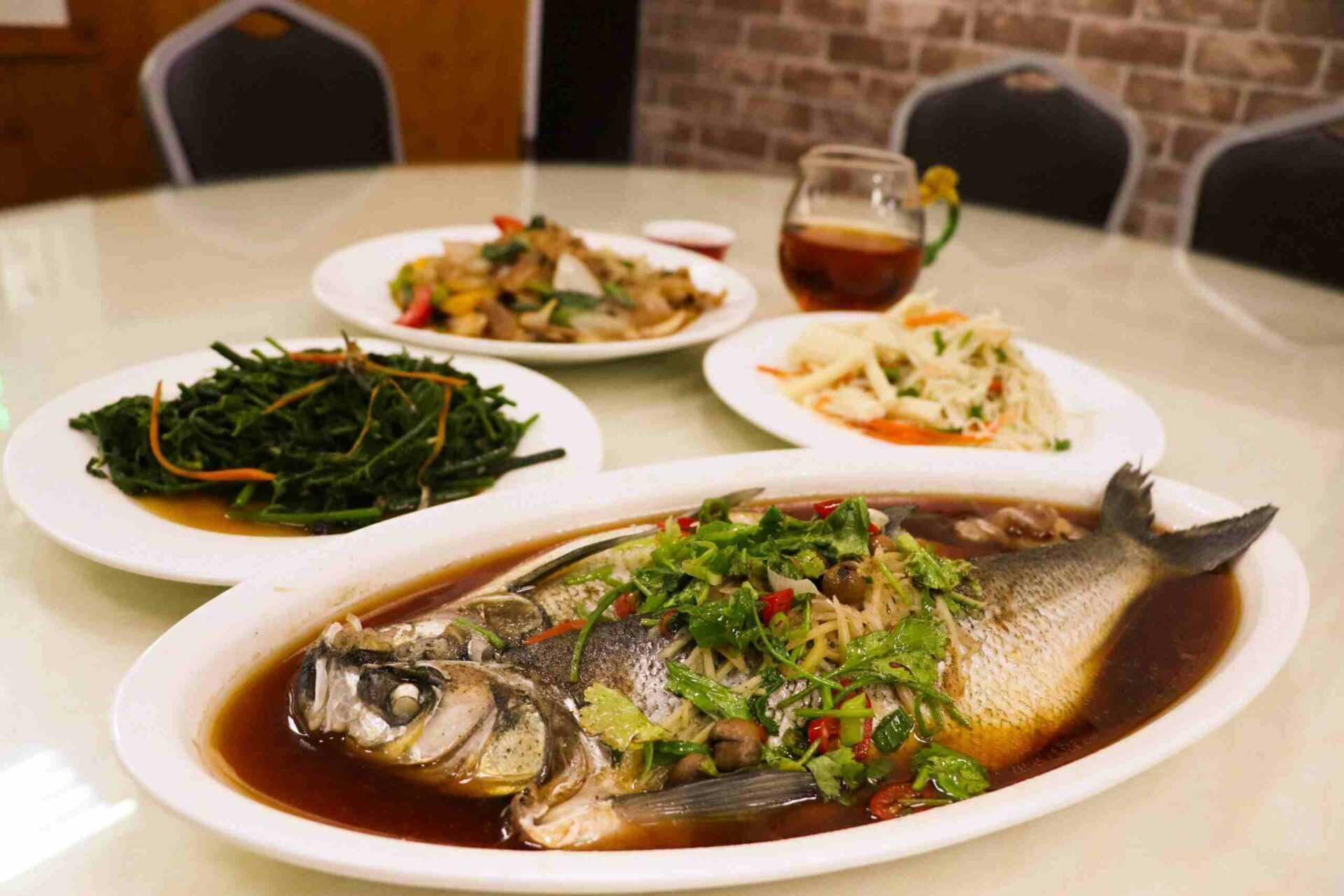潭鮮美食料理の店内で食事をする様子
