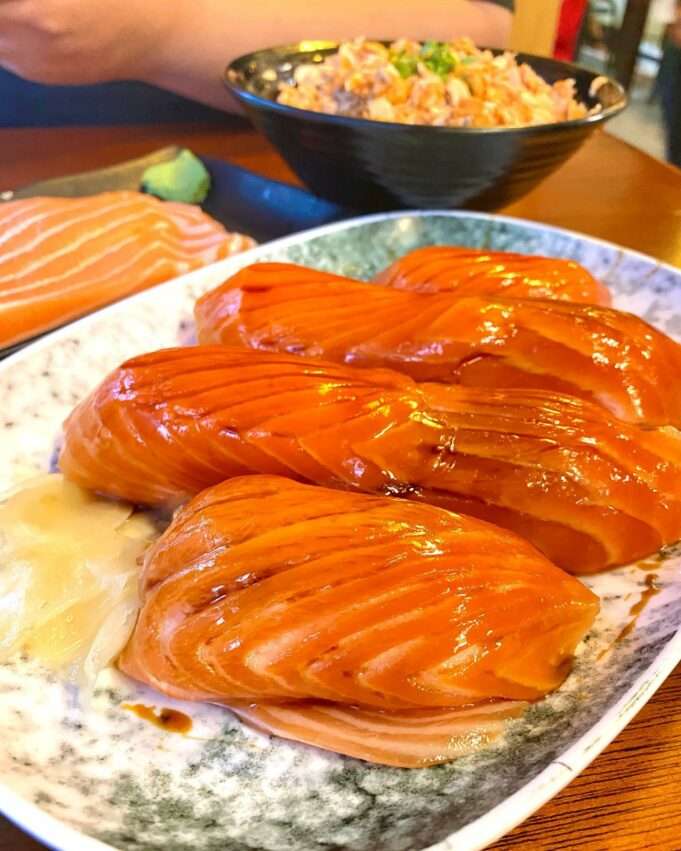 三味食堂の寿司盛り合わせ。多種類のネタが色鮮やかに並んでいる