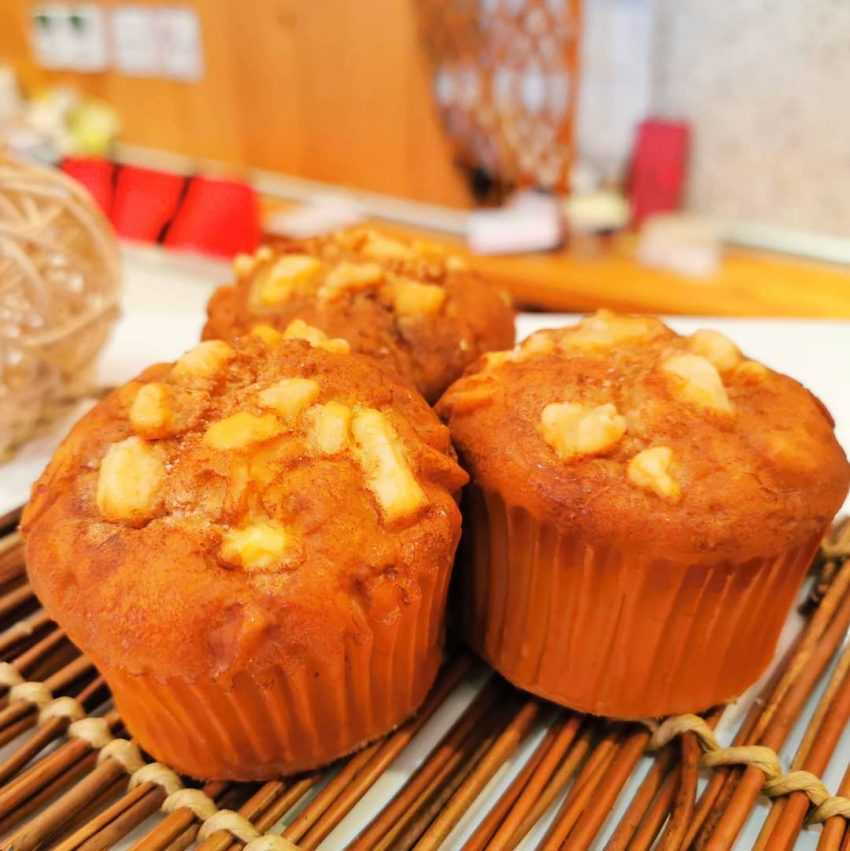 寶珍香餅店の伝統菓子が整然と並び、昔ながらの包装が施されている