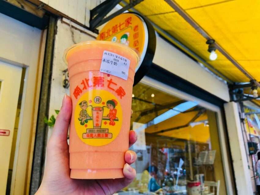 南北第七家のパパイヤミルク。カップに注がれた濃厚なオレンジ色のドリンク