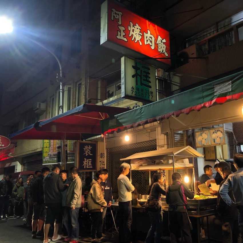 阿正爌肉飯の大きめの肉塊と濃い褐色の煮汁