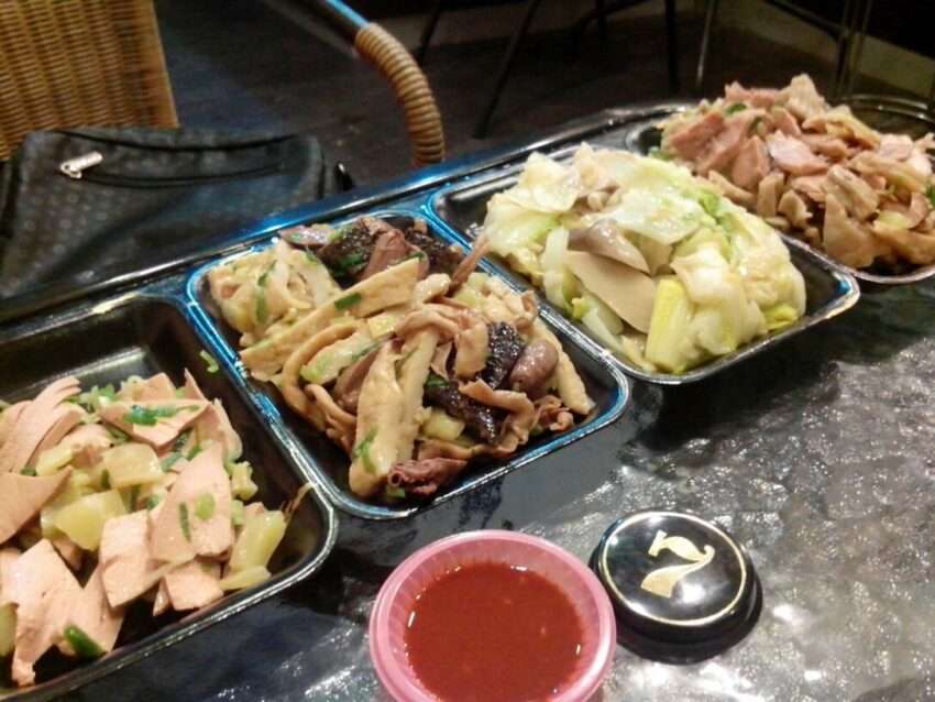 王老吉滷味の屋台。さまざまな食材が均一に煮込まれ、深い色合いに仕上がっている